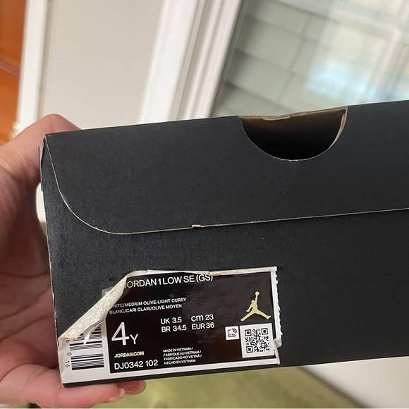 Jordan 1 Low SE Size 4 Youth - Picture 7 of 8